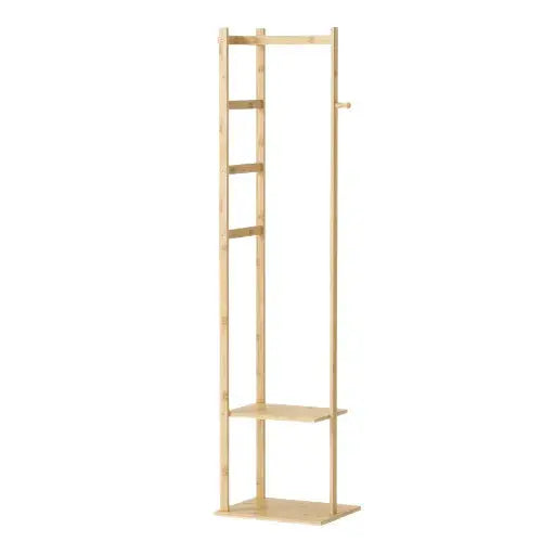 Porte-manteau sur pied en bambou avec étagères en bois clair, design naturel et pratique pour l'entrée ou le couloir.